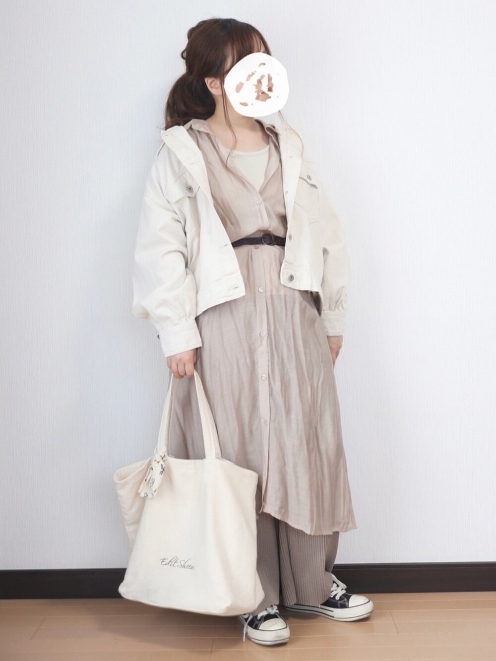 ベージュ系のタンクトップ、ベージュ系のワンピース、ホワイト系のデニムジャケットを着用したレディースの春コーディネートの1枚目の写真