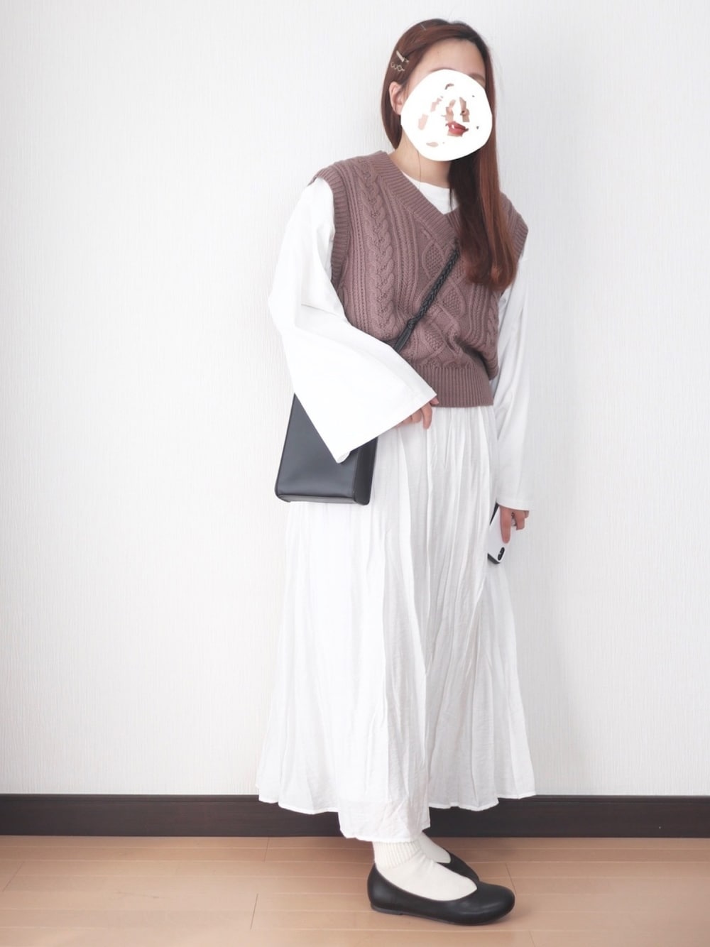 ホワイト系のTシャツ/カットソー、ホワイト系のスカート、ブラウン系のベストを着用したレディースの春コーディネートの1枚目の写真