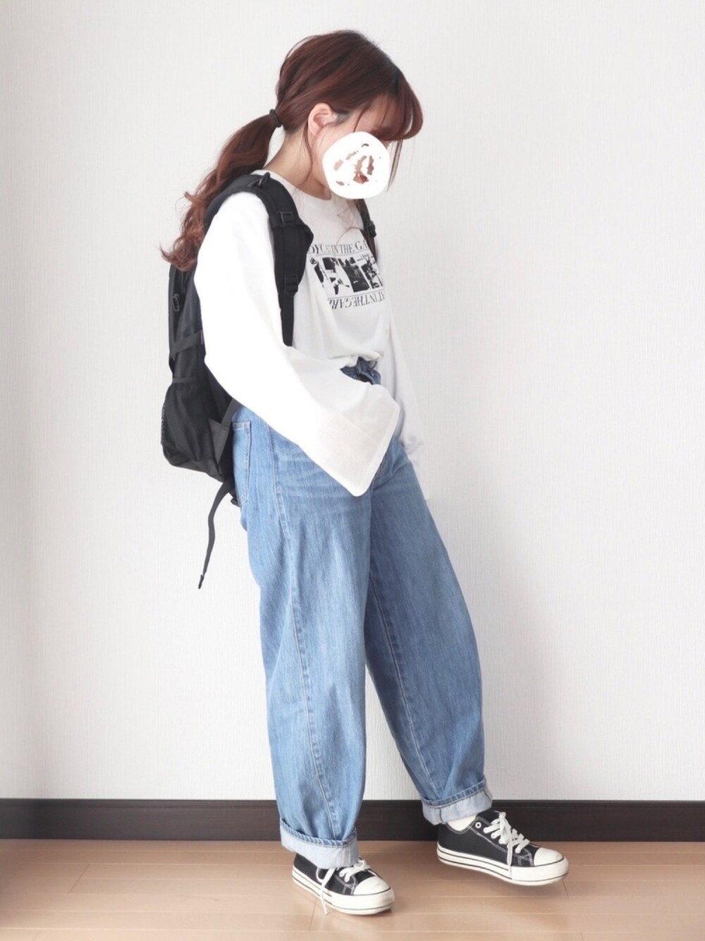 ホワイト系のTシャツ/カットソー、ブルー系のデニムパンツ、ブラック系のバックパック/リュックを着用したレディースの春コーディネートの1枚目の写真