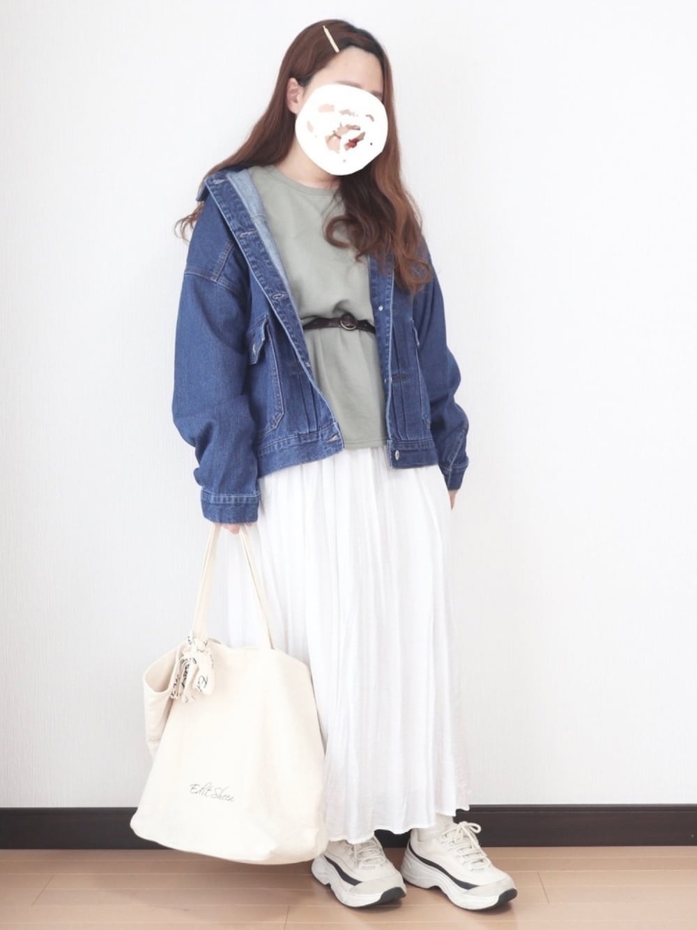 グリーン系のTシャツ/カットソー、ホワイト系のスカート、ブルー系のデニムジャケットを着用したレディースの春コーディネートの1枚目の写真