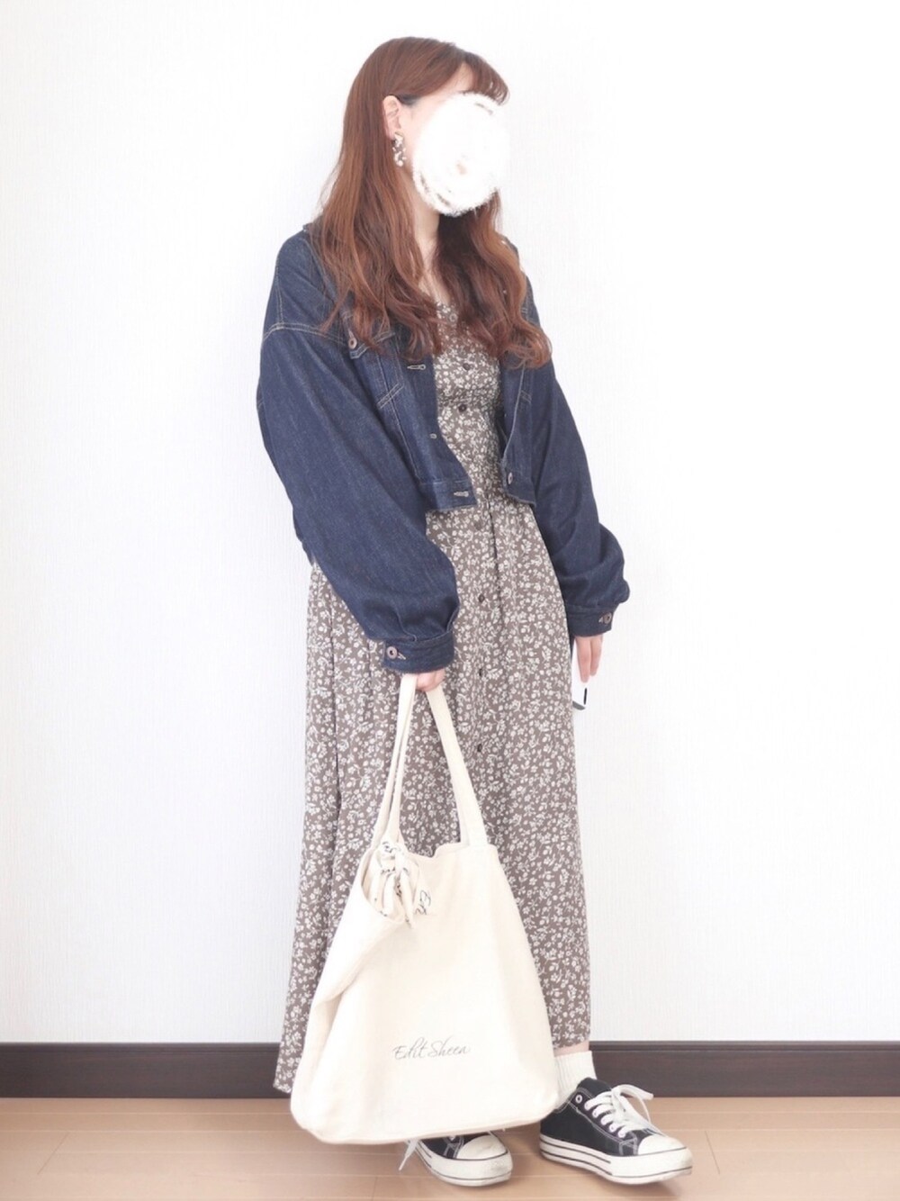 ブラウン系のワンピース、ブルー系のデニムジャケット、ホワイト系のトートバッグを着用したレディースの春コーディネートの1枚目の写真