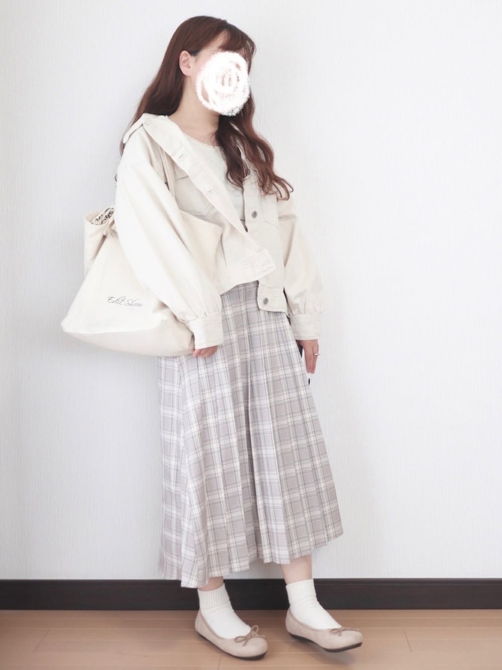 ホワイト系のTシャツ/カットソー、ピンク系のスカート、ホワイト系のデニムジャケットを着用したレディースの春コーディネートの1枚目の写真