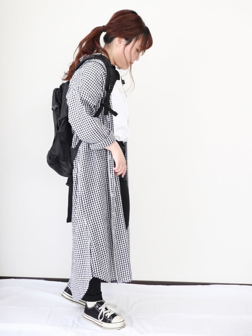 ホワイト系のTシャツ/カットソー、ブラック系のパンツ、ブルー系のシャツワンピースを着用したレディースの春コーディネートの1枚目の写真