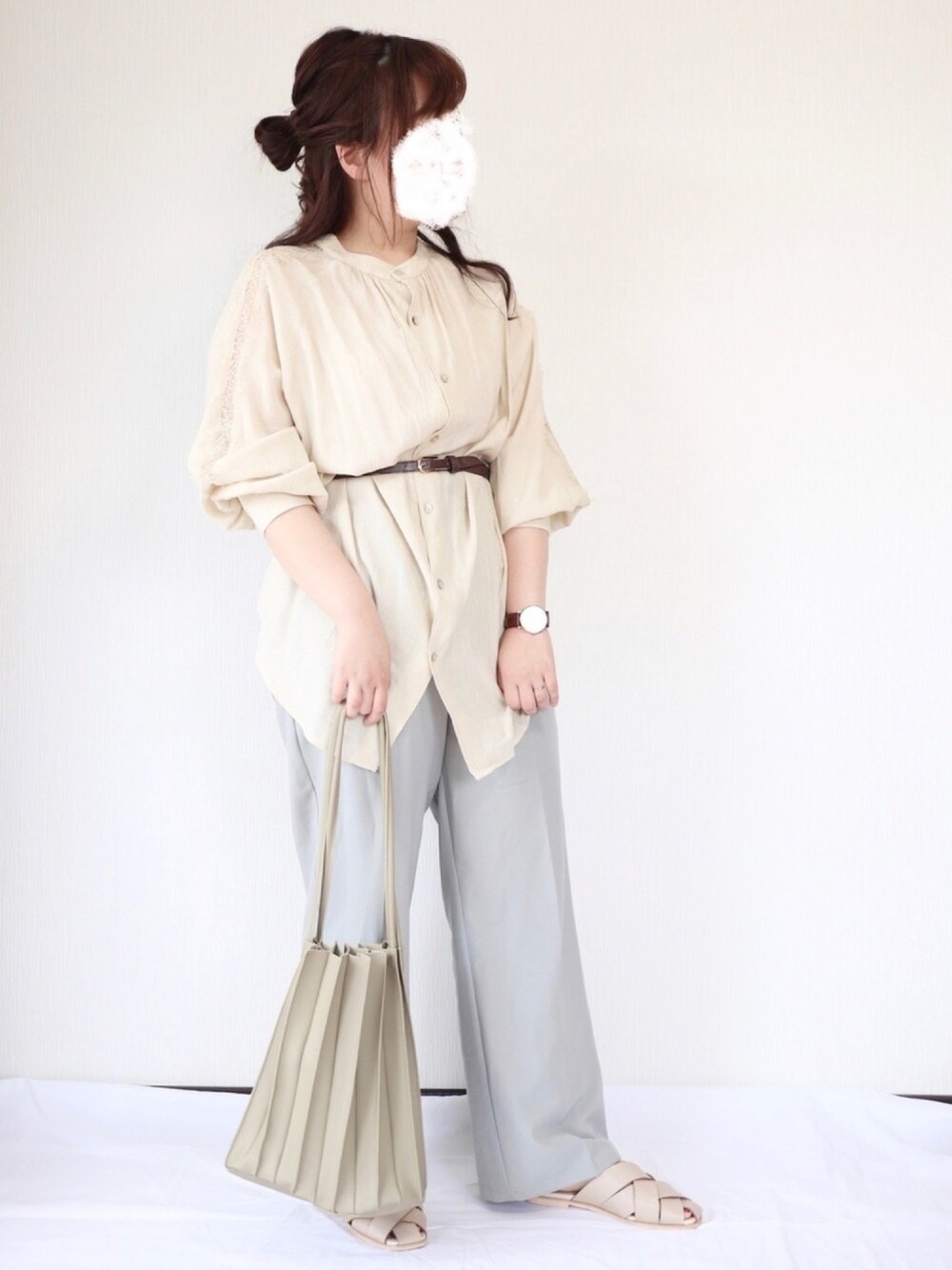 ベージュ系のシャツ/ブラウス、グリーン系のパンツ、グリーン系のトートバッグを着用したレディースの夏コーディネートの1枚目の写真