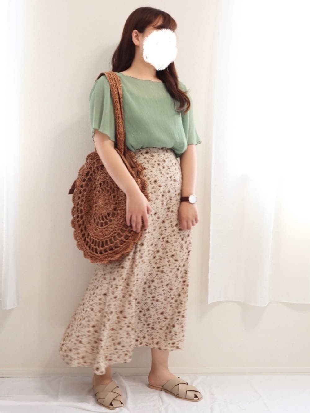 ベージュ系のスカート、グリーン系のシャツ/ブラウス、ブラウン系のハンドバッグを着用したレディースの夏コーディネートの1枚目の写真