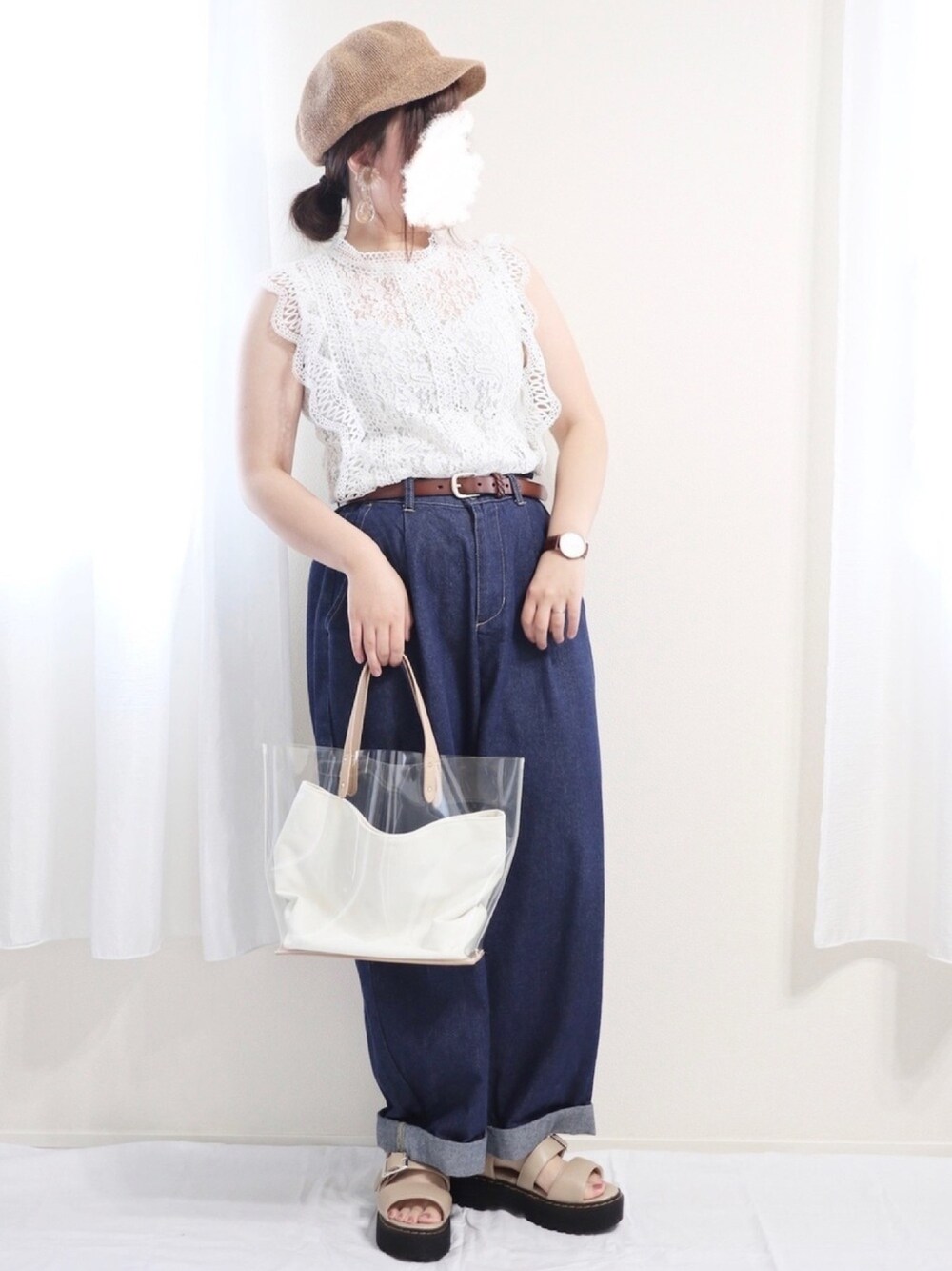 ホワイト系のTシャツ/カットソー、ブルー系のデニムパンツ、ベージュ系のサンダルを着用したレディースの夏コーディネートの1枚目の写真