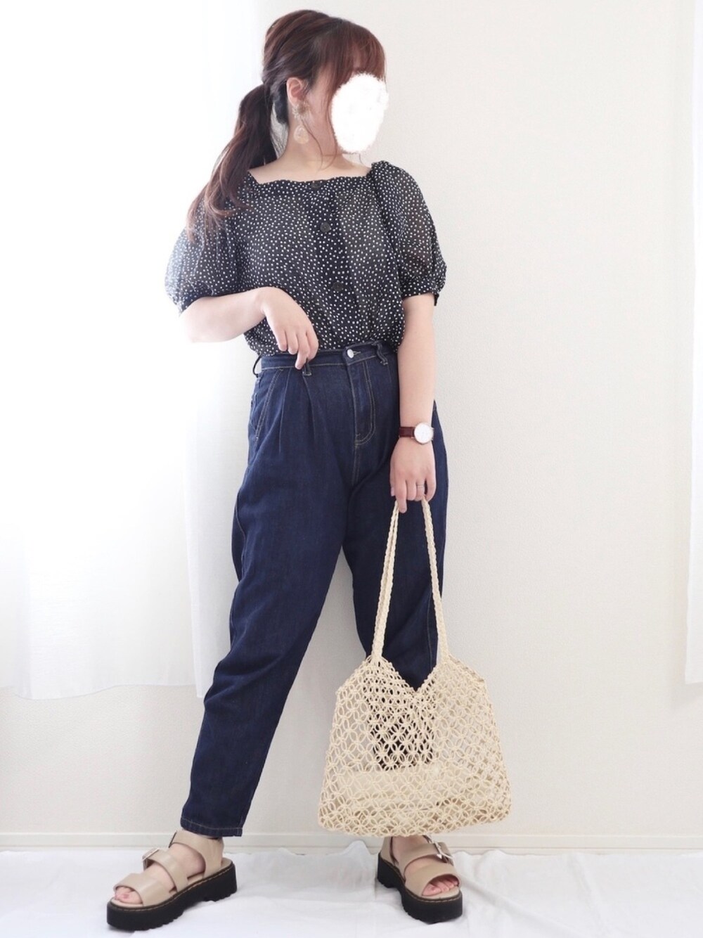ブラック系のシャツ/ブラウス、ブルー系のデニムパンツ、ベージュ系のトートバッグを着用したレディースの夏コーディネートの1枚目の写真