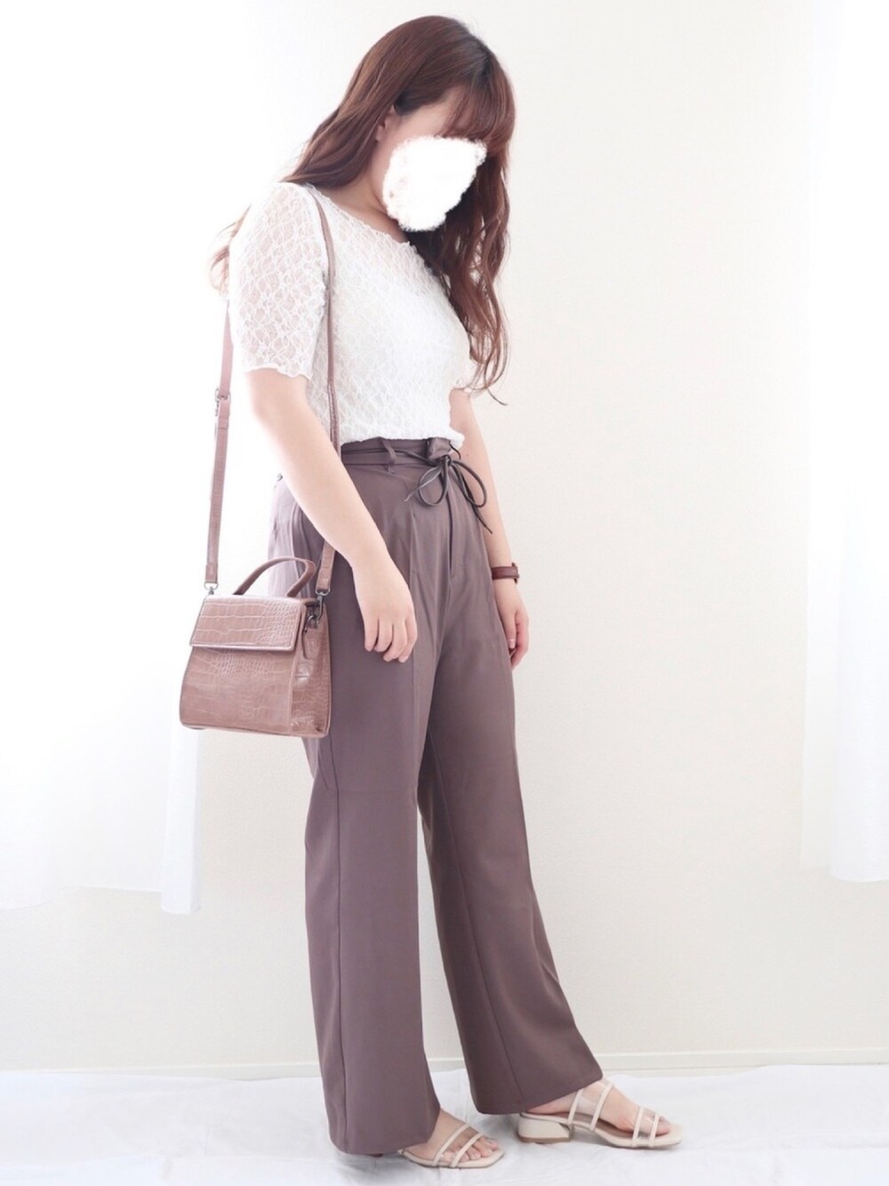 ホワイト系のTシャツ/カットソー、ブラウン系のその他パンツ、ベージュ系のショルダーバッグを着用したレディースの夏コーディネートの1枚目の写真