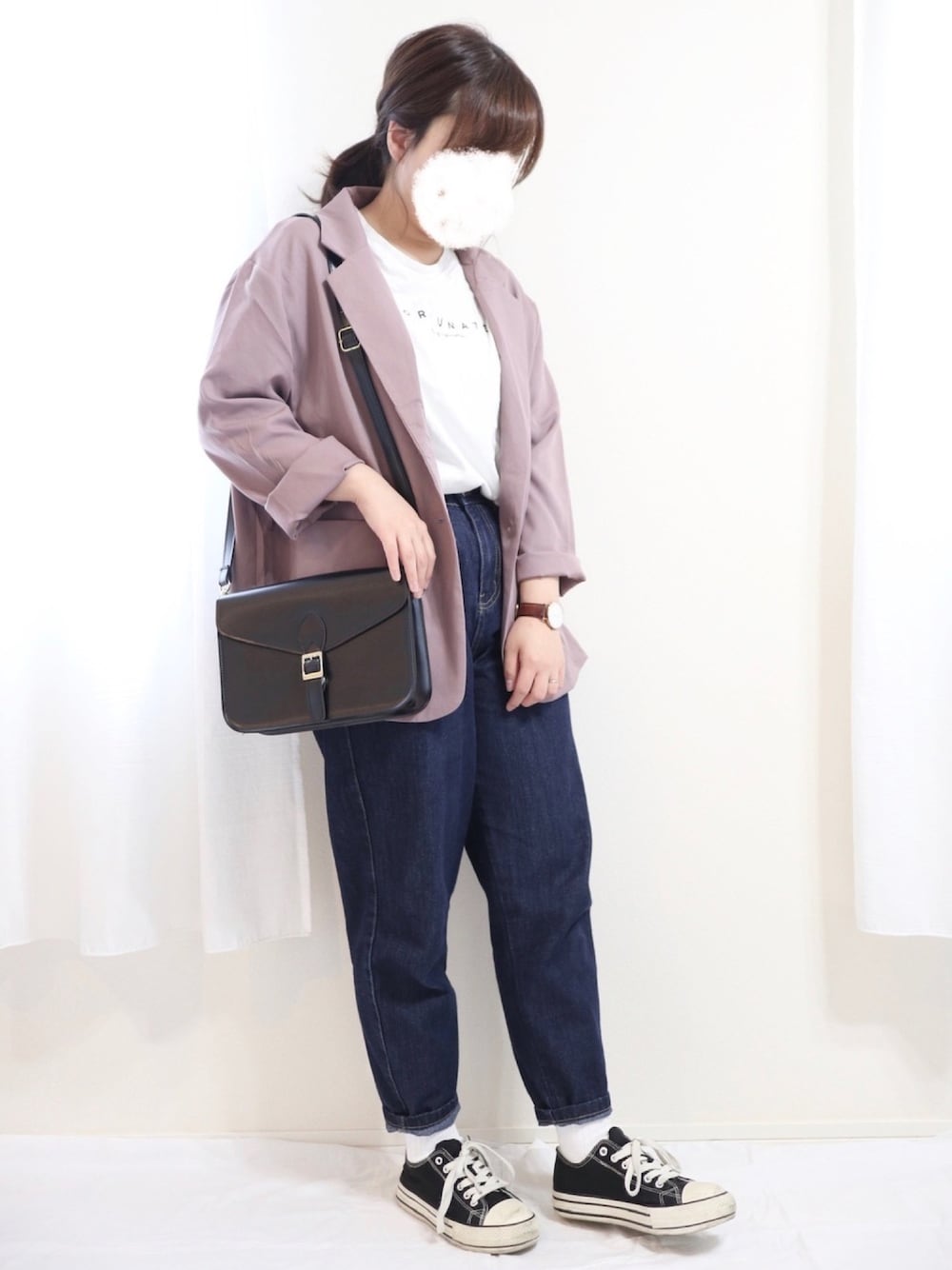 ブラック系のTシャツ/カットソー、ブルー系のデニムパンツ、ブラウン系のテーラードジャケットを着用したレディースの秋コーディネートの1枚目の写真