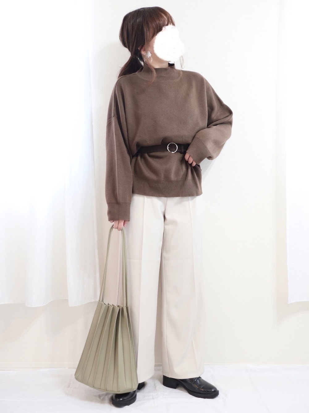 ブラウン系のニット/セーター、ホワイト系のその他パンツ、グリーン系のトートバッグを着用したレディースの秋コーディネートの1枚目の写真