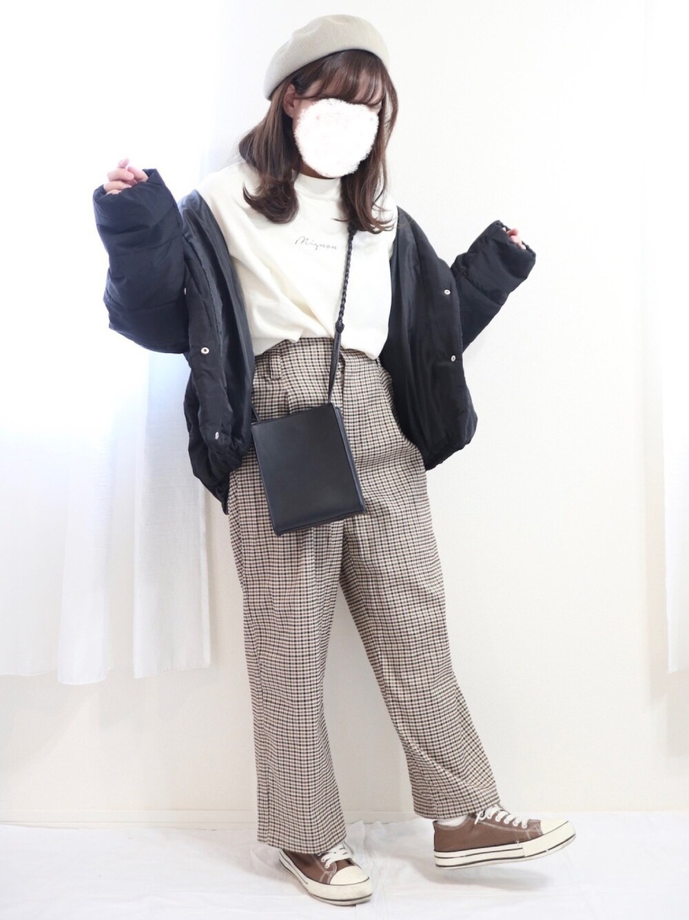 ãã¯ã€ãç³»ã®Tã·ã£ã/ã«ãããœãŒããã©ãŠã³ç³»ã®ãã³ãããã©ãã¯ç³»ã®ããŠã³ãã³ããŒã«ãŒãççšããã¬ãã£ãŒã¹ã®å¬ã³ãŒãã£ããŒãã®1æç®ã®åç