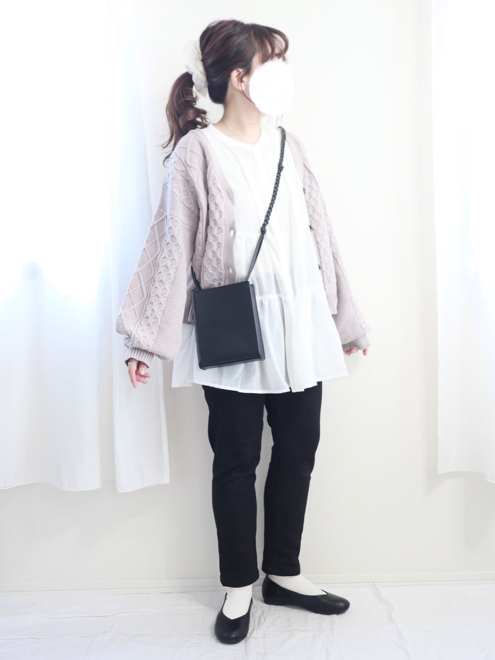 ホワイト系のシャツ/ブラウス、ピンク系のカーディガン/ボレロ、ブラック系のパンツを着用したレディースの夏コーディネートの1枚目の写真
