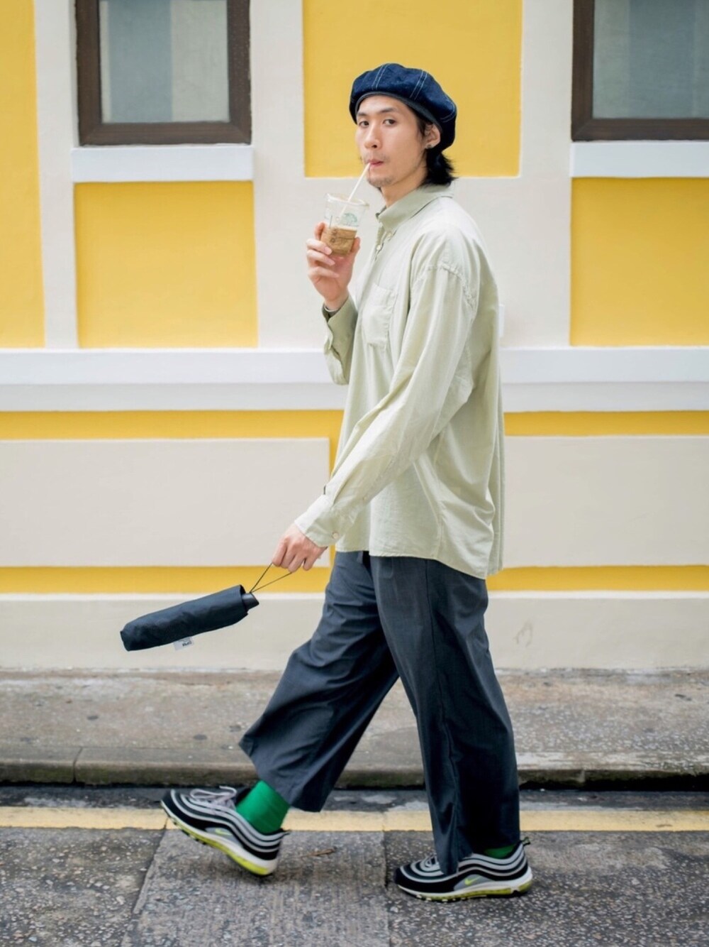 グリーン系のシャツ/ブラウス、グレー系のスラックス、ブラック系のスニーカーを着用したメンズの夏コーディネートの1枚目の写真