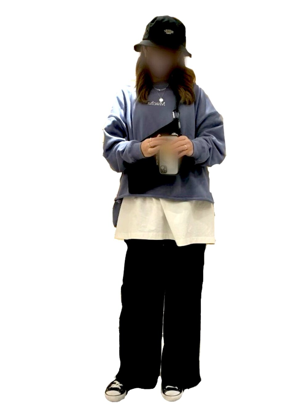 ブルー系のスウェット、ブラック系のショルダーバッグ、ホワイト系のTシャツ/カットソーを着用したレディースの冬コーディネートの1枚目の写真