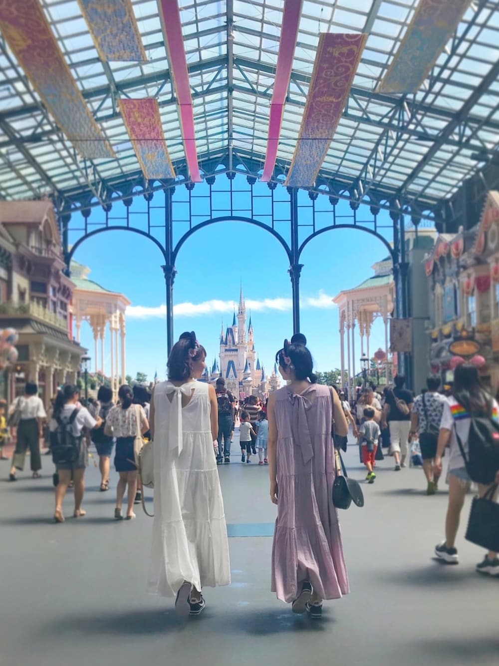 「東京ディズニーランド、お洒落さんとつながりたい」｜「Mila Owenのバックリボンティアードワンピース（ワンピース、ホワイト系）」を使った、M.さん（レディース・169cm）の秋コーディネートの1枚目の写真