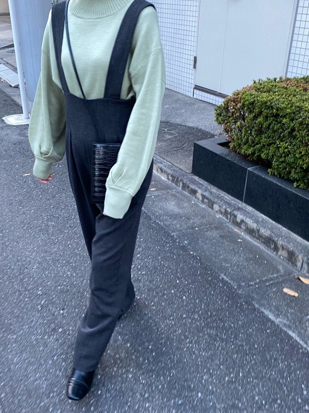 「大人カジュアル、大人女子、ニット、今日のコーデ、楽チンコーデ、ピスタチオ、グリーン、カラーニット、サロペット、シンプル」｜「archivesのWフェイスモックネックプルオーバー（ニット/セーター、グリーン系）」を使った、ぴぴこさん（レディース・159cm）の冬コーディネートの1枚目の写真