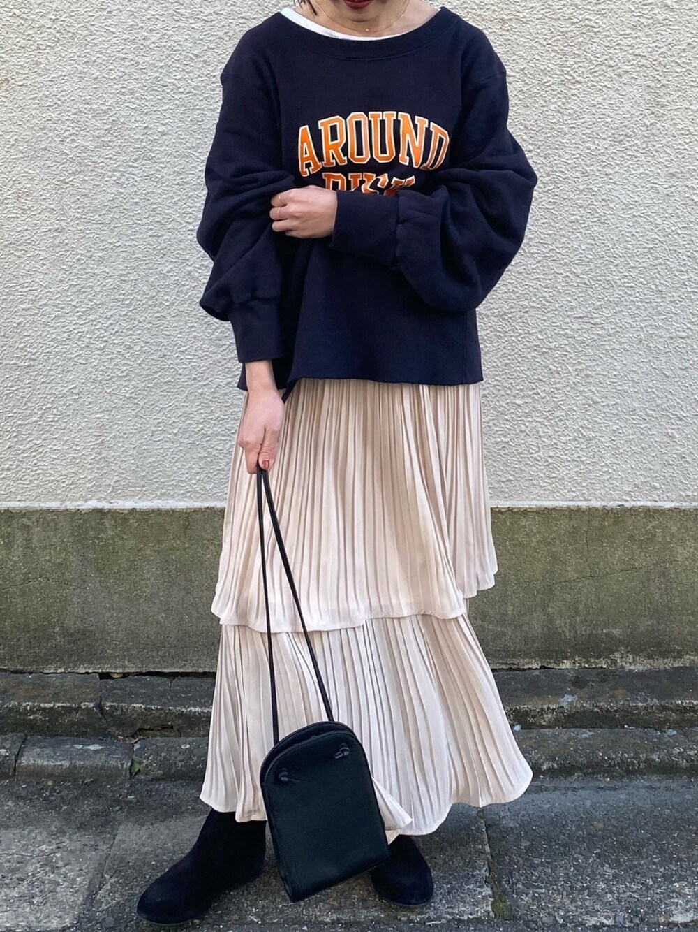 「大人カジュアル、休日スタイル、シンプル、春コーデ、キレイめカジュアル、プリーツスカート、スウェット、Spick & Span(Spick & Span)、スピック＆スパン、アルシーヴ(archives)」｜「archivesのプリーツティアードスカート（スカート、ベージュ系）」を使った、ぴぴこさん（レディース・159cm）の冬コーディネートの1枚目の写真