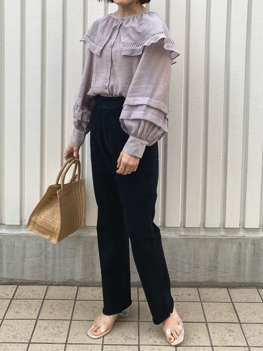 「春、カジュアル、オトナカジュアル、シンプル、春カラー、デニムパンツ、ブラックデニム、フリルブラウス、ブラウス、淡色コーデ」｜「archivesのビック衿シアーブラウス（シャツ/ブラウス、グレー系）」を使った、ぴぴこさん（レディース・159cm）の春コーディネートの1枚目の写真