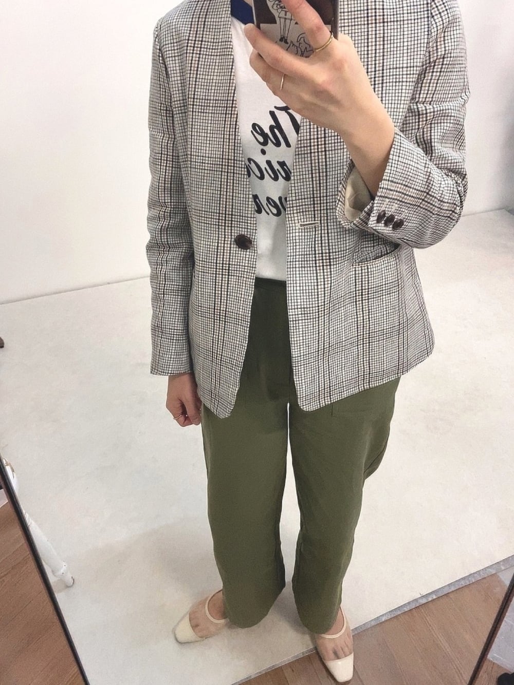 「きれいめカジュアル、オトナ女子、パンツスタイル、フラットシューズ、オトナカジュアル、ジャケット、Tシャツ、カーキパンツ、メッシュパンプス、アルシーヴ(archives)」｜「archivesのベイカーパンツ（その他パンツ、グリーン系）」を使った、ぴぴこさん（レディース・159cm）の春コーディネートの1枚目の写真
