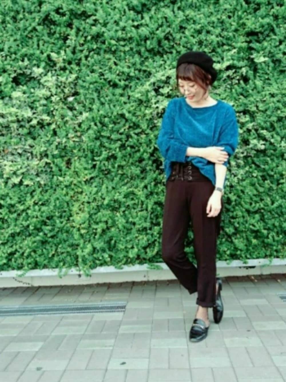 「秋のコーデ、コルセット、テーパードパンツ、ブルー、ニット、ベレー帽、ファー小物、バブーシュ、網ソックス、GU」｜「GUのアイテム（ハンチング/ベレー帽、ブラック系）」を使った、t3lt-tadtさん（レディース・160cm）の秋コーディネートの1枚目の写真