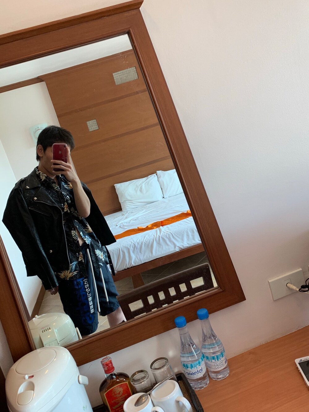 「旅行スタイル、旅行コーデ、海、海コーデ、アロハシャツ、ダブルライダース、海スタイル、プチプラ」｜「SuperDryのアイテム（その他パンツ、ブルー系）」を使った、POSOさん（メンズ・172cm）の秋コーディネートの1枚目の写真