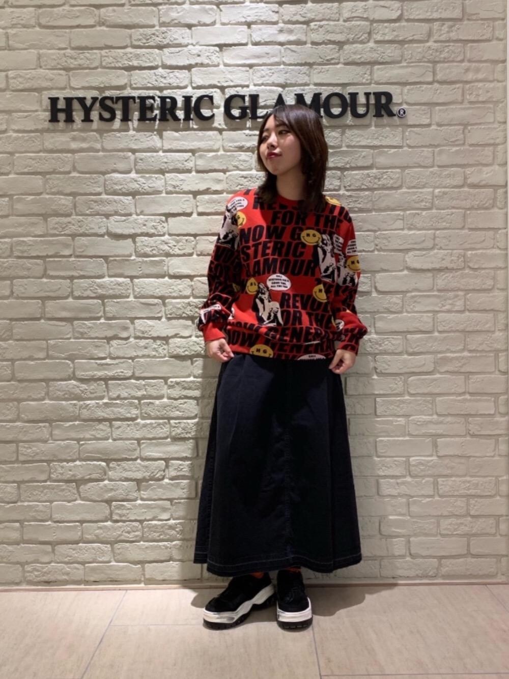 「スウェット、デニム、スカート、Hysteric Glamour、新作、カジュアルコーデ、ヒステリックグラマー、ストリートコーデ、パンクコーデ、90'Sコーデ」｜「HYSTERIC GLAMOURのUSED加工デニム フレアスカート（デニムスカート、ブラック系）」を使った、MIUKIさん（レディース・157cm）の冬コーディネートの1枚目の写真