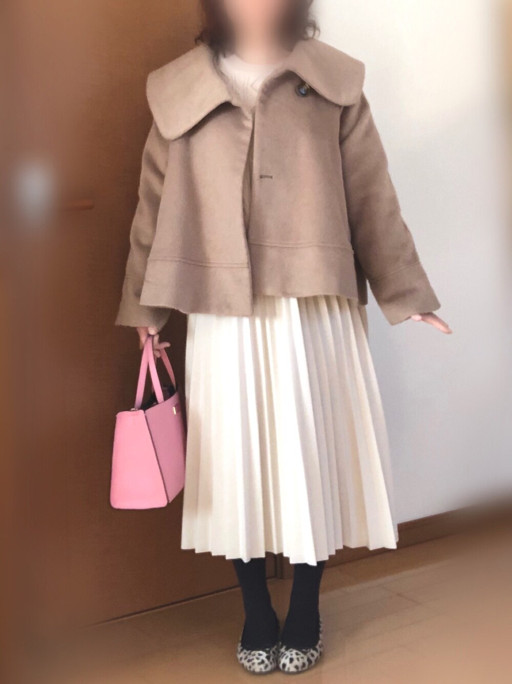 「シンプルコーデ、今日のコーデ、低身長、大人ガーリー、マジェスティックレゴン、おしゃれさんと繋がりたい、プリーツスカート、リボンニット、ワントーンコーデ」｜「Auntie Rosa Holidayの【Holiday】プリーツミディ丈ニットスカート（スカート、ベージュ系）」を使った、さーりんさん（レディース・153cm）の冬コーディネートの1枚目の写真