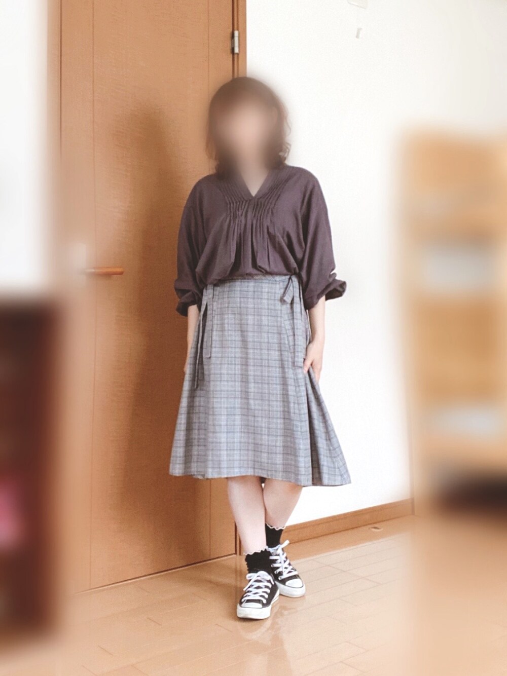 「秋のマイ旬スタイル、秋服、コンバース、チェックスカート、ボリューム袖、モノトーンコーデ、リボンスカート、低身長コーデ、スカートスタイル、チェック柄」｜「MAJESTIC LEGONの脇リボンフレアースカート（スカート、グレー系）」を使った、さーりんさん（レディース・153cm）の秋コーディネートの1枚目の写真