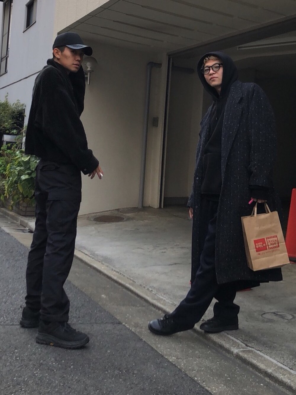 「ビッグシルエット、ワイドパンツ、doublet、HOKA ONE ONE × Engineered  Garments、ブラック、オールブラック」｜「HOKAのHOKA ONE ONE/ホカ オネ オネ　TOR ULTRA LOW WP/トールウルトラローウォータープルーフ（スニーカー、ブラック系）」を使った、田代　健悟さん（メンズ・180cm）の春コーディネートの1枚目の写真