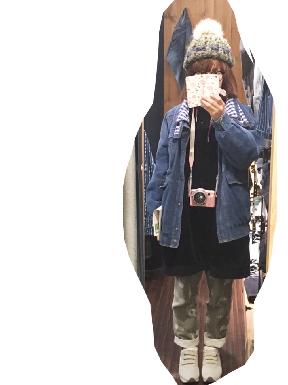 「ネネット、デニムジャケット、ベロア、スウェット、スニーカー、散策コーデ、FRAPBOIS、ニット帽、ポンポン帽子」｜「FRAPBOISのメーサンワッチ（ハット、グリーン系）」を使った、なちゲノムさん（レディース・156cm）の秋コーディネートの1枚目の写真