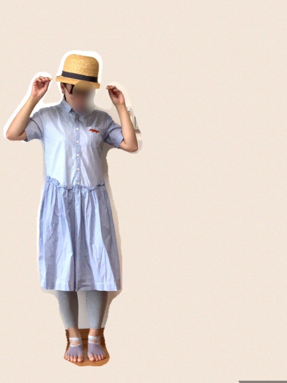 ブルー系のワンピース、ベージュ系の帽子、その他のその他を着用したレディースの夏コーディネートの1枚目の写真