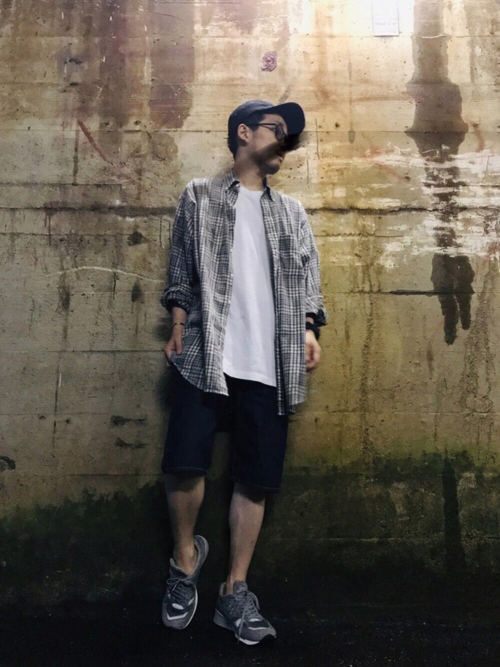 「ジェットキャップ、チェックシャツ、オーバーサイズ、ストリート、シンプル、ショートパンツ、ビッグシルエット」｜「Supreme のアイテム（シャツ/ブラウス、グレー系）」を使った、teeekteeekさん（メンズ・170cm）の夏コーディネートの1枚目の写真
