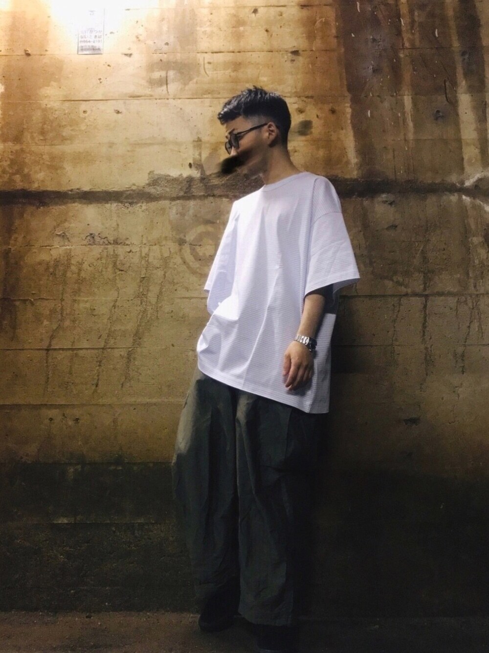 「シンプル、ビッグシルエット、オーバーサイズ、ワイドパンツ、夏コーデ、ストリート、スニーカー、Tシャツ、カーゴパンツ、サングラス」｜「WE WILLのアイテム（Tシャツ/カットソー、ブルー系）」を使った、teeekteeekさん（メンズ・170cm）の夏コーディネートの1枚目の写真