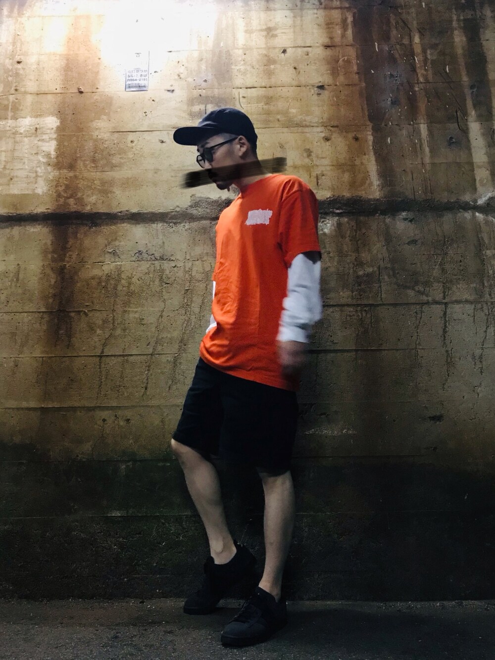 「リラックススタイル、ストリート、重ね着、street、グラフィックＴ、ショートパンツ、スニーカー、サングラス、めがね」｜「VIRGIL NORMALの【VIRGIL NORMAL】ANT FARM プリントＴシャツ MEN（Tシャツ/カットソー、オレンジ系）」を使った、teeekteeekさん（メンズ・170cm）の夏コーディネートの1枚目の写真