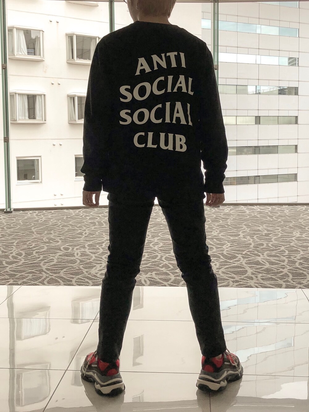 「BALENCIAGA、antisocialsocialclub、Assc、triples、balenciaga triple s」｜「ANTI SOCIAL SOCIAL CLUBのアイテム（スウェット、ブラック系）」を使った、Naruseさん（メンズ・165cm）の秋コーディネートの1枚目の写真