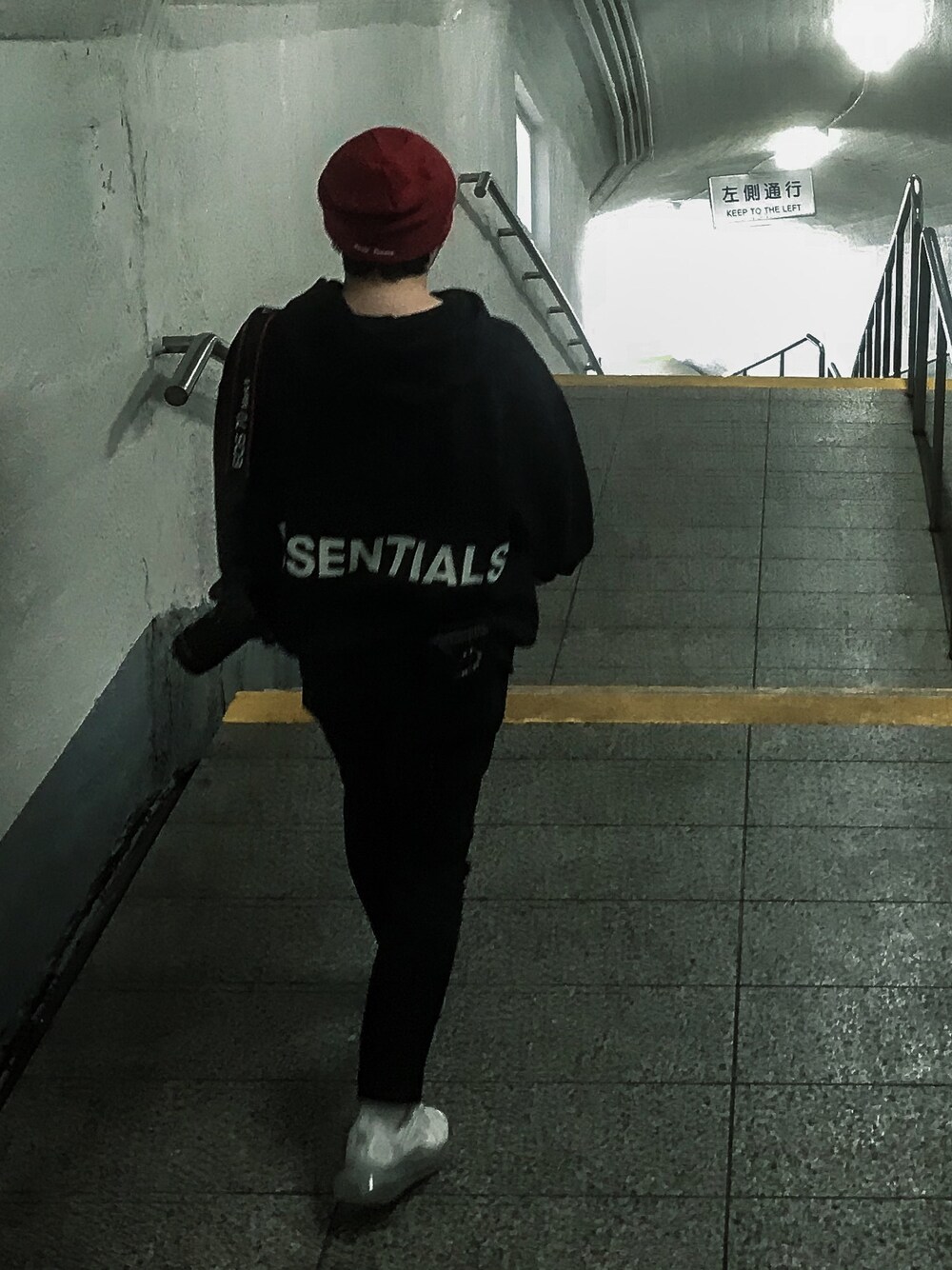 「fog、fear of god、ESSENTIALS、NIKE、AIRMAX720、supreme」｜「FOG ESSENTIALSのESSENTIALS Pullover Hoodie＃（パーカー、ブラック系）」を使った、Naruseさん（メンズ・165cm）の春コーディネートの1枚目の写真