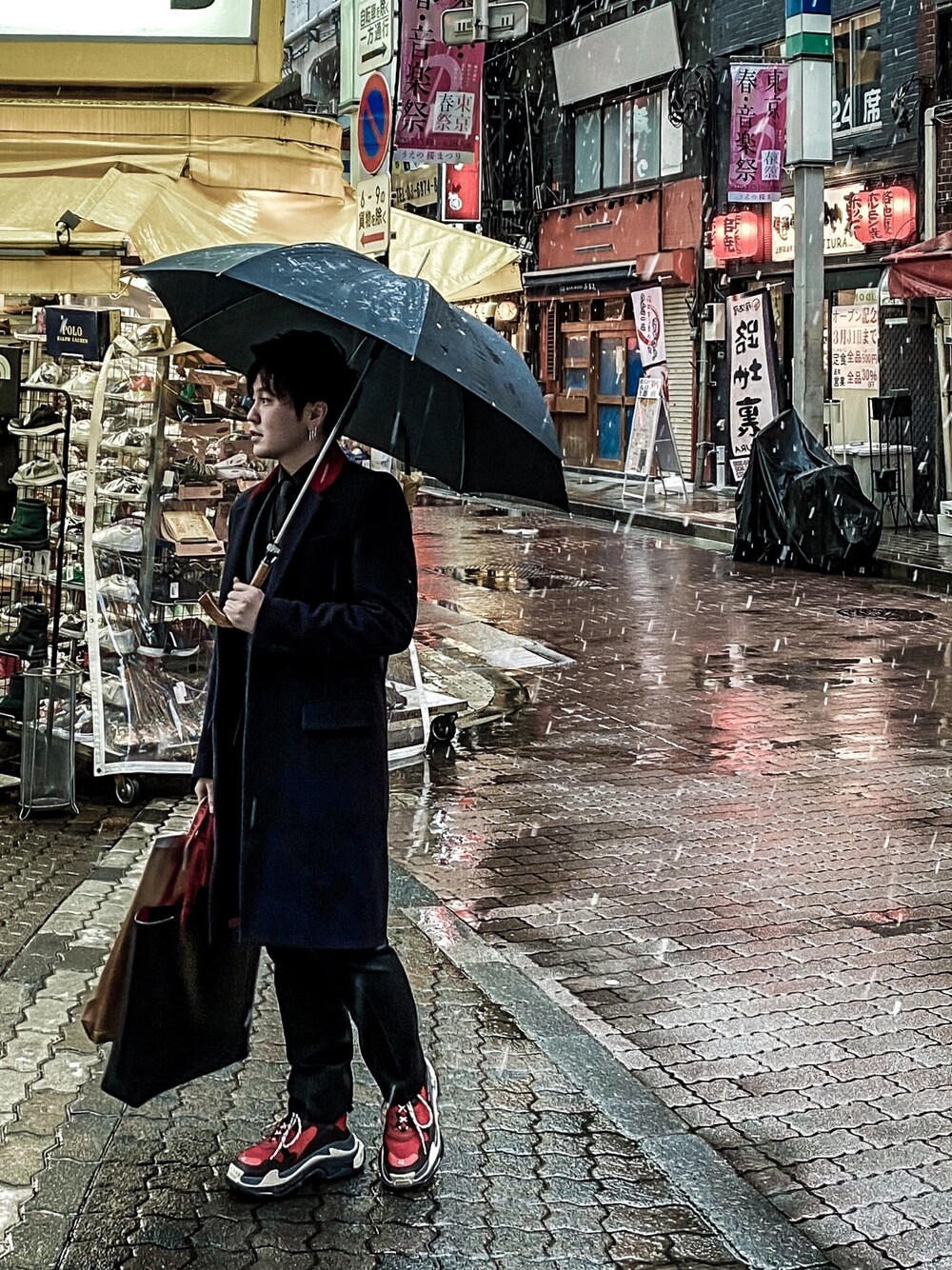 「BALENCIAGA、triples、TOMMY HILFIGER、GUCCI」｜「TOMMY HILFIGERのアイテム（チェスターコート、ブルー系）」を使った、Naruseさん（メンズ・165cm）の春コーディネートの1枚目の写真