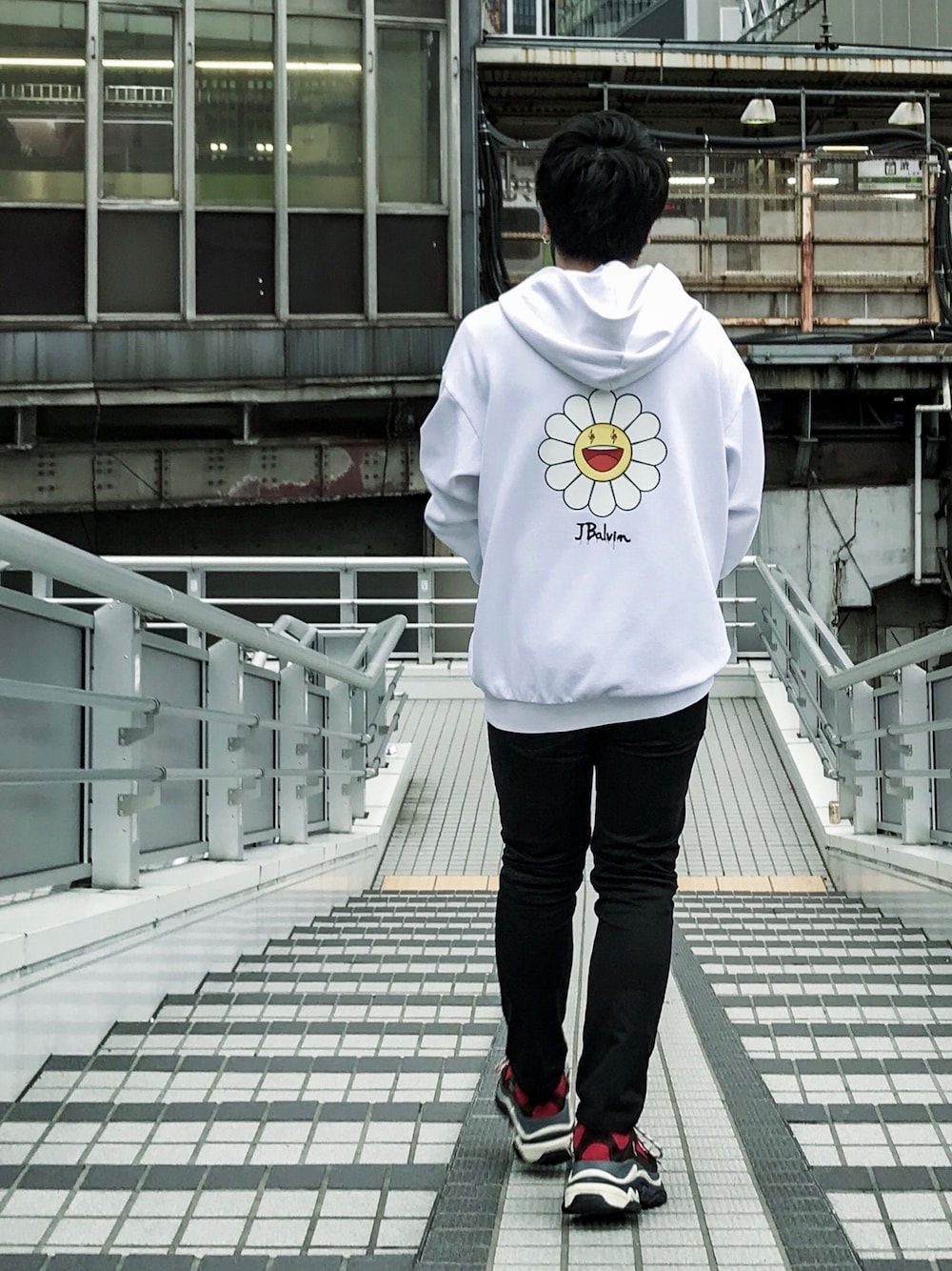 「jbalvin、takashimurakami、村上隆、BALENCIAGA、triples」｜「BALENCIAGAのBalenciaga Triple S Mesh, Nubuck And Leather Sneakers（スニーカー、レッド系）」を使った、Naruseさん（メンズ・165cm）の夏コーディネートの1枚目の写真
