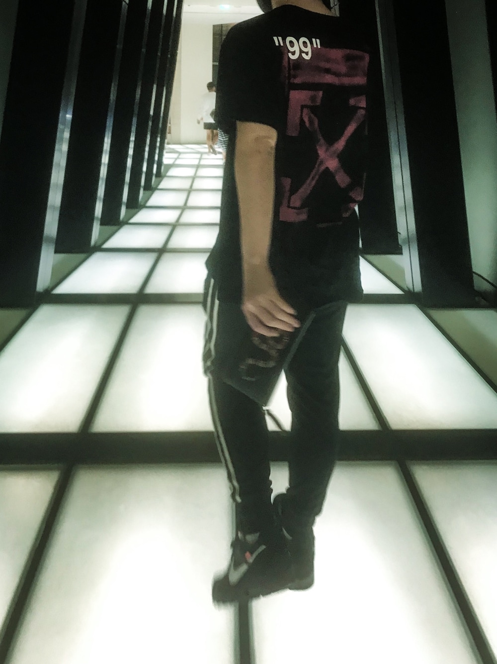 「off white、NIKE、GUCCI」｜「off whiteのOff-White ステンシルオーバーサイズTシャツ（Tシャツ/カットソー、ブラック系）」を使った、Naruseさん（メンズ・165cm）の夏コーディネートの1枚目の写真