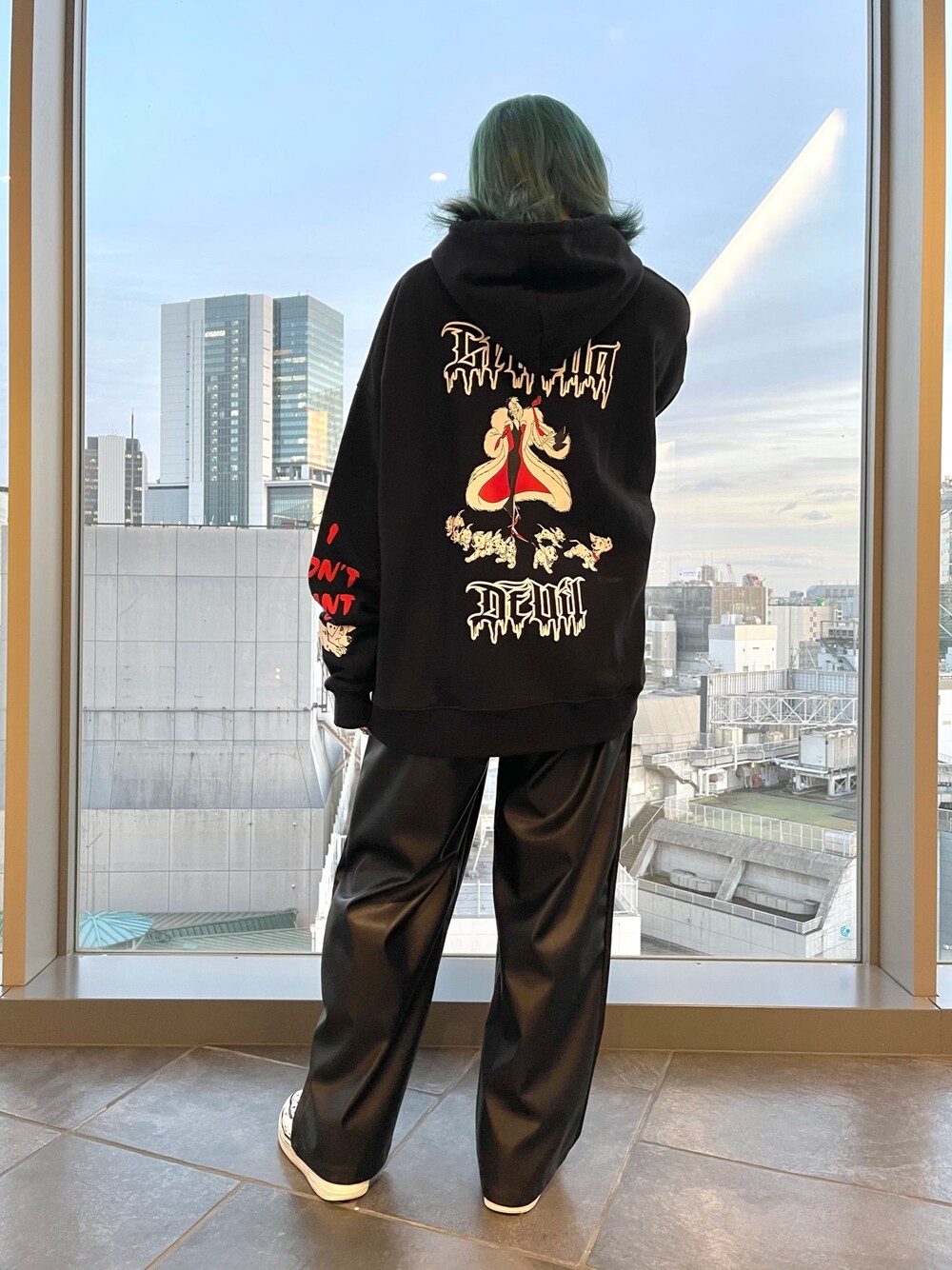 COACHxDisney 101匹わんちゃん クルエラ シグネチャー パーカー VENCE EXCHANGE トレーナー スウェット クルエラスウェット