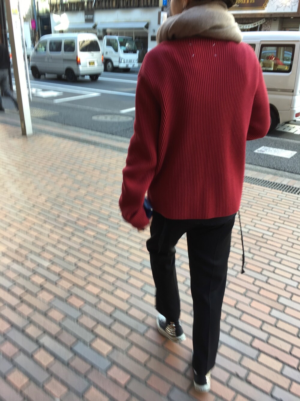 「ラクチンコーデ、MM6、Martin Margiela、スニーカーコーデ」｜「MARTIN MARGIELAのアイテム（ニット/セーター、レッド系）」を使った、tomoさん（レディース・165cm）の冬コーディネートの1枚目の写真