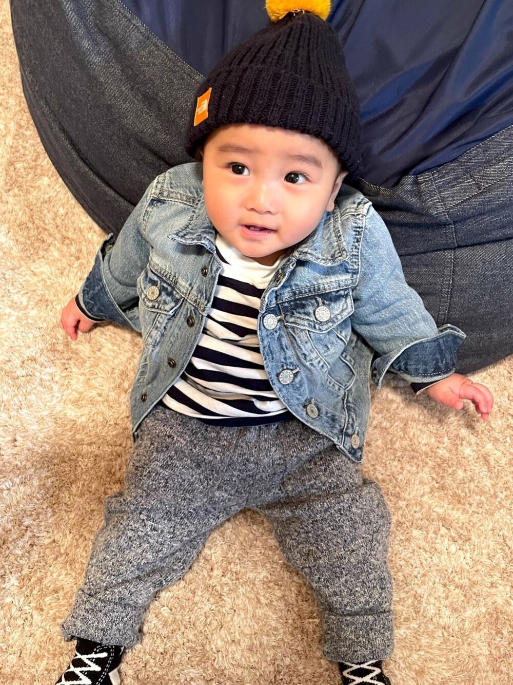 「親子コーデ、休日スタイル、男の子ベビー、70cm、スウェットパンツ、babygap、Diesel、デニムコーデ、男の子コーデ、あかちゃんコーデ」｜「babyGAPのアイテム（デニムジャケット、ブルー系）」を使った、kei☆さん（キッズ・70cm）の冬コーディネートの1枚目の写真