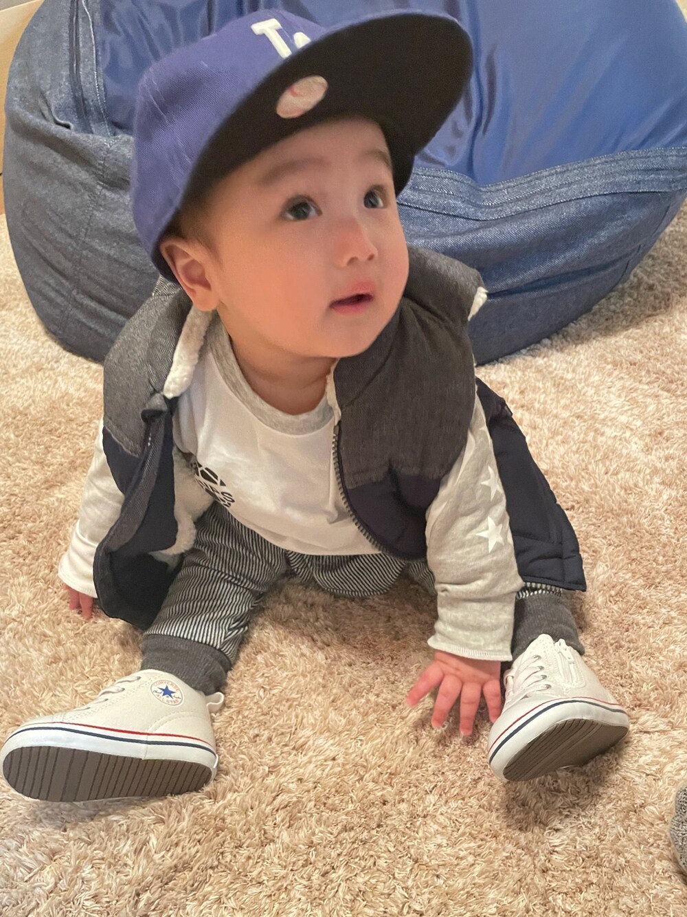 「キャップコーデ、babygap、NEW ERA、converse、スニーカーコーデ、男の子コーデ、ダウンベスト、白スニーカー、SHIPS、キッズコーデ」｜「babyGAPのアイテム（ダウンベスト、ブルー系）」を使った、kei☆さん（キッズ・70cm）の冬コーディネートの1枚目の写真