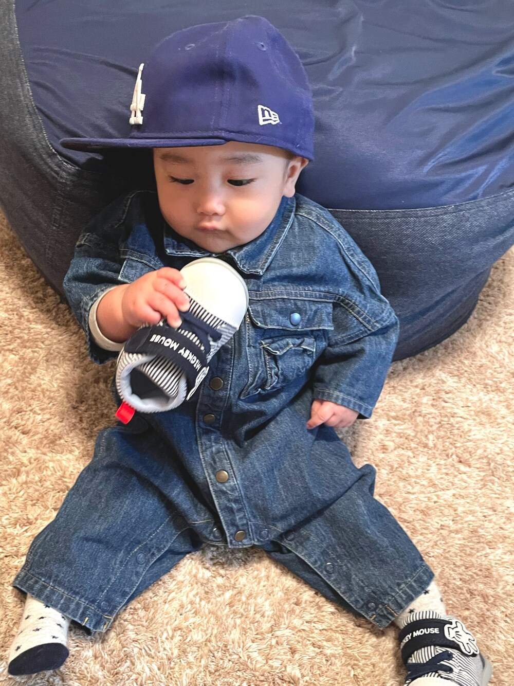 「つなぎ、デニム、キャップ、BREEZE、男の子コーデ、男の子ベビー、80cm、NEWERA、スニーカーコーデ、赤ちゃん」｜「NEW ERAのNEWERA MY 1ST 59FIFTY CAP LOS ANGELES DODGERS DARK ROYAL（キャップ、ブルー系）」を使った、kei☆さん（キッズ・70cm）の冬コーディネートの1枚目の写真
