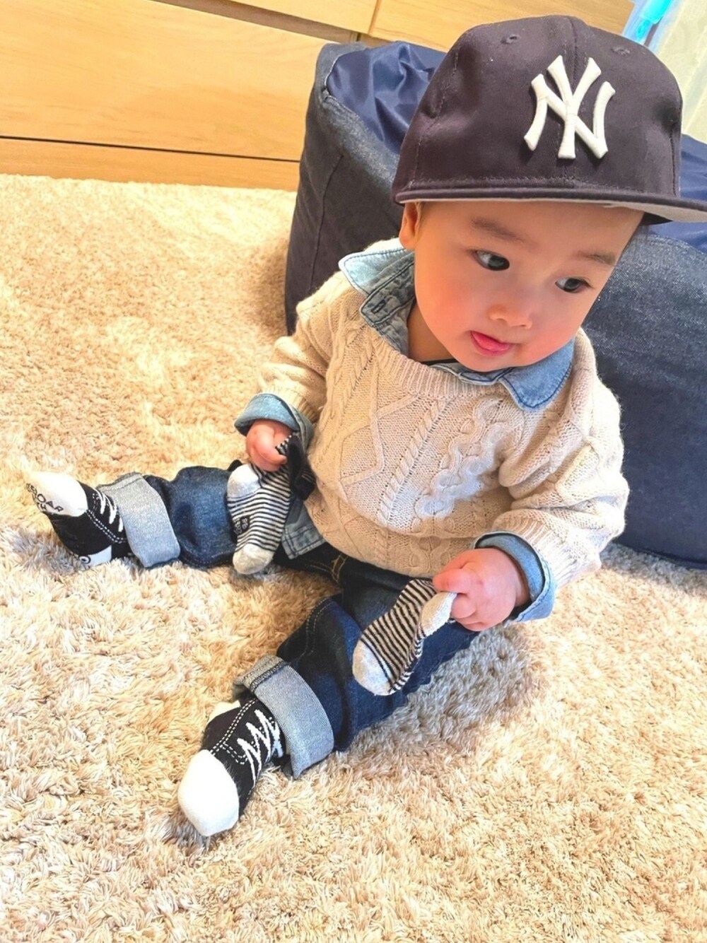 「デニム×デニム、ニット×デニム、白ニット、男の子コーデ、ベビーコーデ、キャップ、カジュアルコーデ、petit main、プチプラコーデ、重ね着」｜「babyGAPのアイテム（シャツ/ブラウス、ブルー系）」を使った、kei☆さん（キッズ・70cm）の冬コーディネートの1枚目の写真