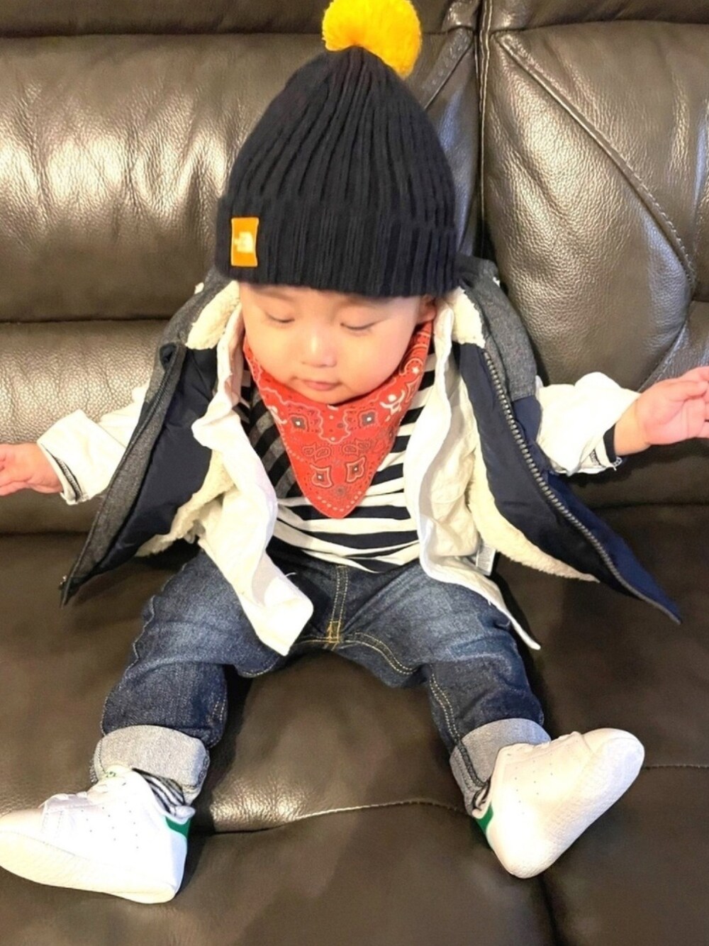 「私の推しブランド、０歳、男の子コーデ、ニット帽、白シャツ、赤ちゃんコーデ、babygap、無印良品、男の子ベビー、70cm」｜「BREEZEのバンダナスタイ（スタイ/よだれかけ、レッド系）」を使った、kei☆さん（キッズ・70cm）の冬コーディネートの1枚目の写真