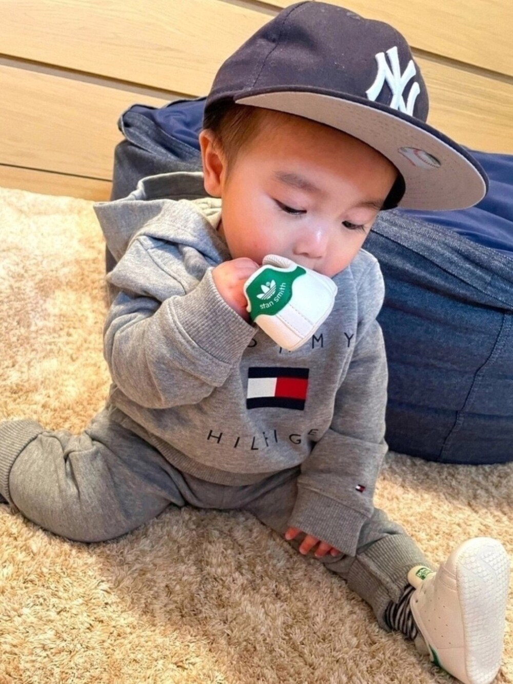 「セットアップ、NEWERA、キャップコーデ、男の子コーデ、グレー、80cm、ストリート、スウェット、スニーカー、白スニーカー」｜「adidasのadidas Originals STAN SMITH CRIB (ﾗﾝﾆﾝｸﾞﾎﾜｲﾄ/ﾗﾝﾆﾝｸﾞﾎﾜｲﾄ/ｸﾞﾘｰﾝ)（スニーカー、ホワイト系）」を使った、kei☆さん（キッズ・70cm）の冬コーディネートの1枚目の写真