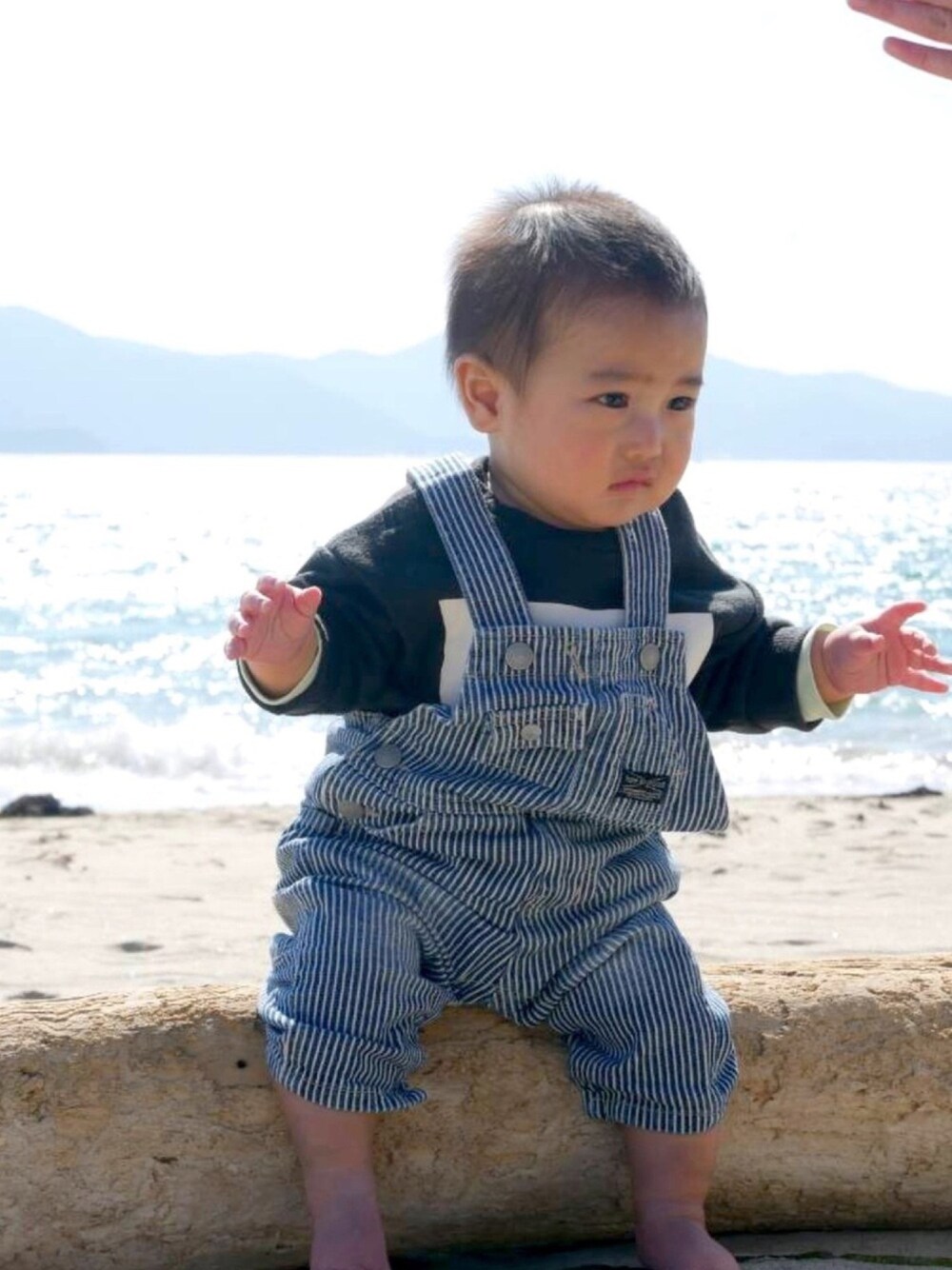 「ヒッコリー、オーバーオール、男の子コーデ、BREEZE、サロペット、赤ちゃんコーデ、キッズファッション、０歳、お散歩コーデ、7ヶ月」｜「BREEZEのベビーサロペット（ロンパース、ブルー系）」を使った、kei☆さん（キッズ・70cm）の冬コーディネートの1枚目の写真