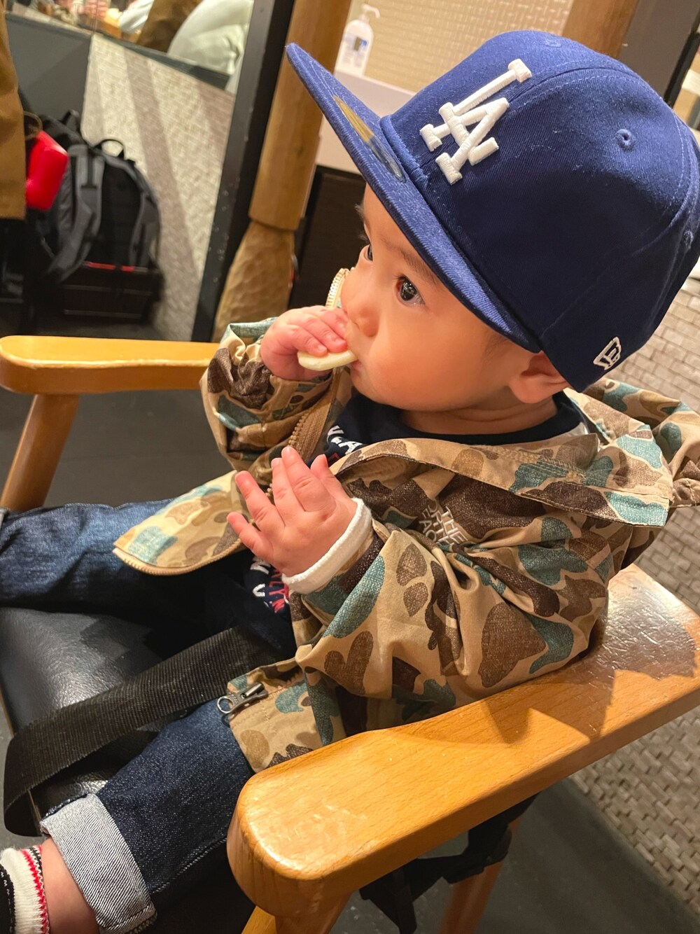 「デニムパンツ、キッズコーデ、男の子コーデ、ミリタリー、ストリート、キャップ、ベビーコーデ、80cm、NEW ERA、THE NORTH FACE」｜「petit mainのオーガニックコットン デニムスキニーパンツ（デニムパンツ、ブルー系）」を使った、kei☆さん（キッズ・70cm）の春コーディネートの1枚目の写真