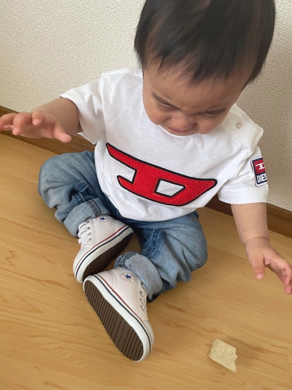 「白Tシャツ、キッズコーデ、Diesel、jogg jeans、白×デニム、カジュアルコーデ、男の子コーデ、白スニーカー、ベビーコーデ、ディーゼルキッズ」｜「DIESEL KIDSのDIESEL（ディーゼル）Baby 半袖Tシャツカットソー（Tシャツ/カットソー、ホワイト系）」を使った、kei☆さん（キッズ・70cm）の春コーディネートの1枚目の写真